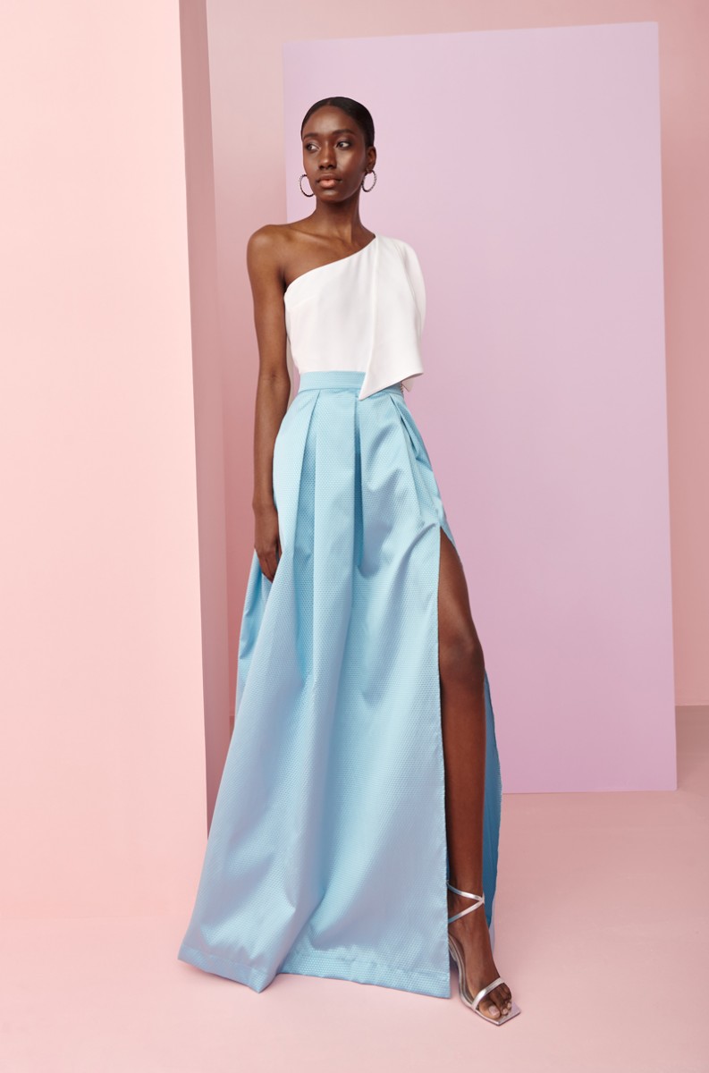 falda de fiesta abullonada con tablas azul claro para invitadas boda de verano, hermana del novio o de la novia.