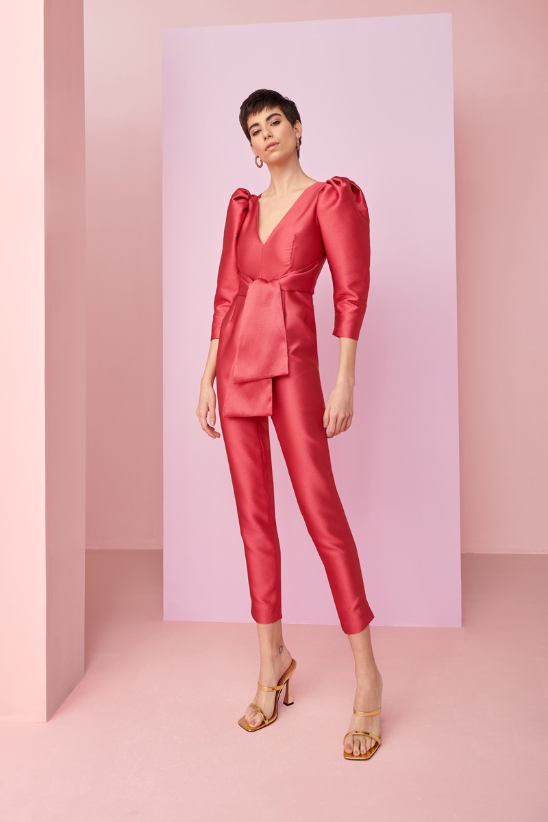 Mono de fiesta en jacquard coral con manga jamon, pantalon estrecho y lazada en cintura para invitadas boda verano, graduacion o comunion