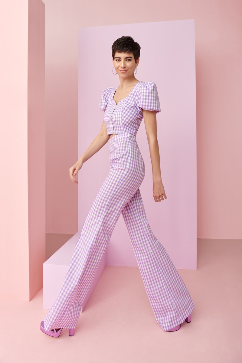 pantalon y top corto con botones joya en cuadro vichy blanco y lila para invitadas a boda, bautizo, comunion, fiesta, graduacion