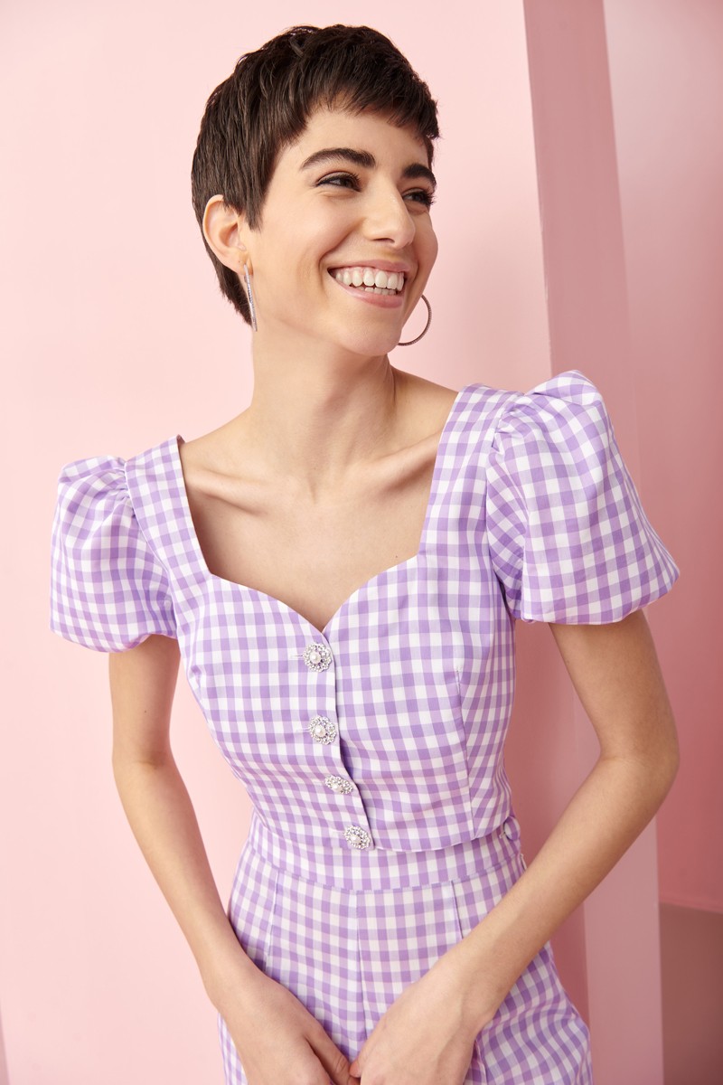 conjunto de pantalon y top corto con botones joya en cuadro vichy blanco y lila para invitadas a boda, bautizo, comunion, fiesta, graduacion