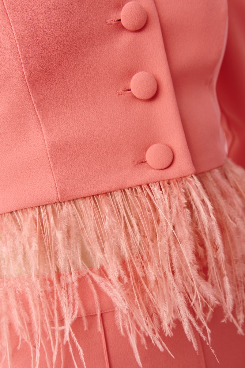 comprar online conjunto de pantalon y top con pluma y manga francesa en color coral para invitadas a boda, bautizo, comunion, graduacion, fiesta