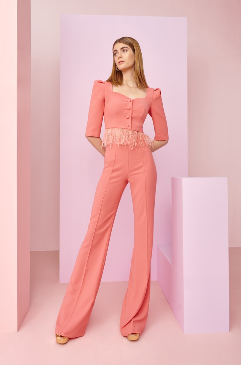 pantalon palazzo y top corto con botones y pluma y manga francesa en color coral para invitadas a boda, bautizo, comunion, graduacion, fiesta
