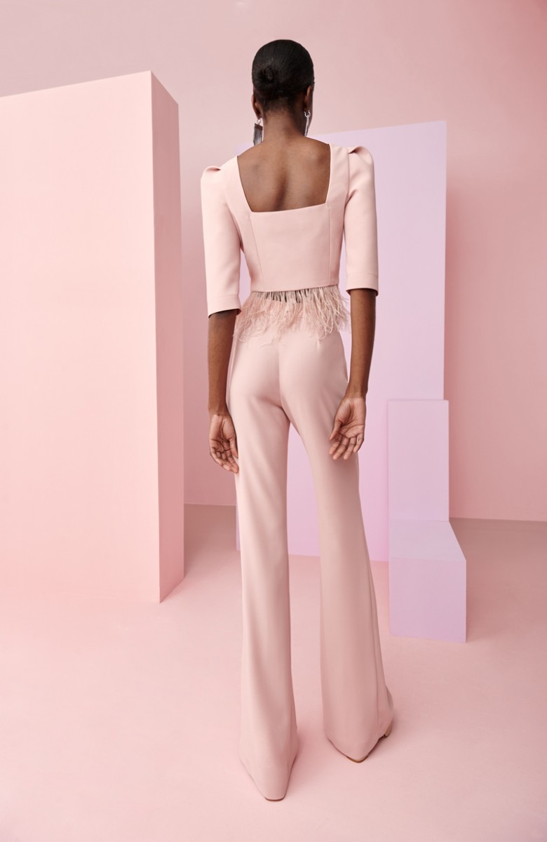 pantalon y top corto con botones forrados y pluma y manga francesa en color rosa palo para invitadas a boda, bautizo, comunion, graduacion, fiesta