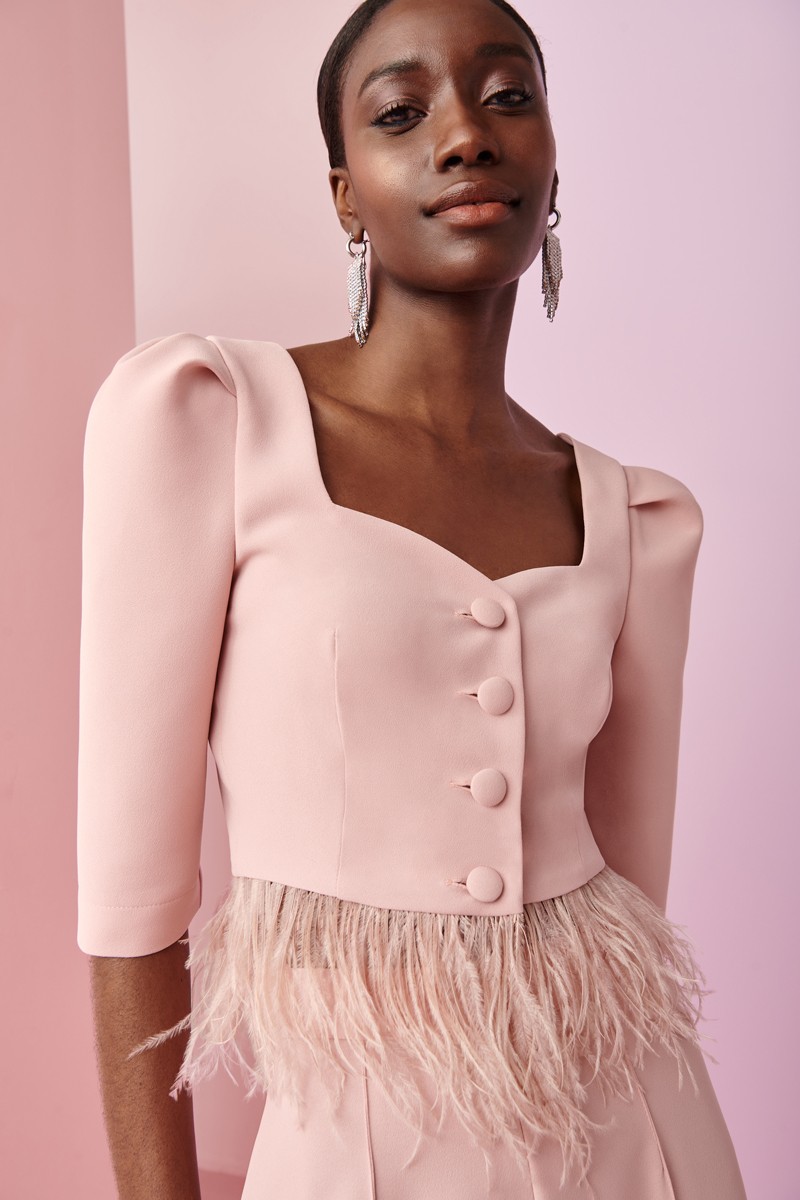 comprar online conjunto de pantalon y top corto con botones y pluma y manga francesa en color rosa palo para invitadas a boda, bautizo, comunion, graduacion, fiesta