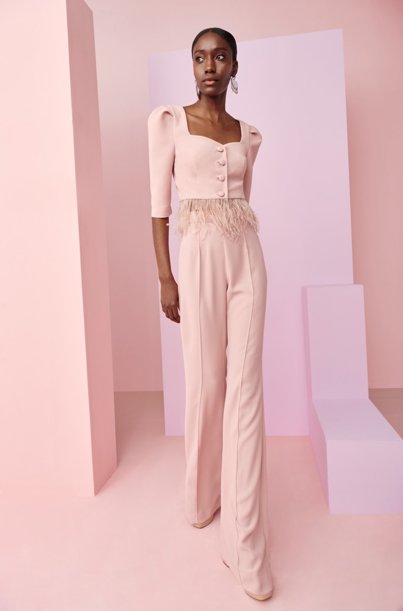 conjunto de pantalon y top corto con pluma y manga francesa en color rosa palo para invitadas a boda, bautizo, comunion, graduacion, fiesta