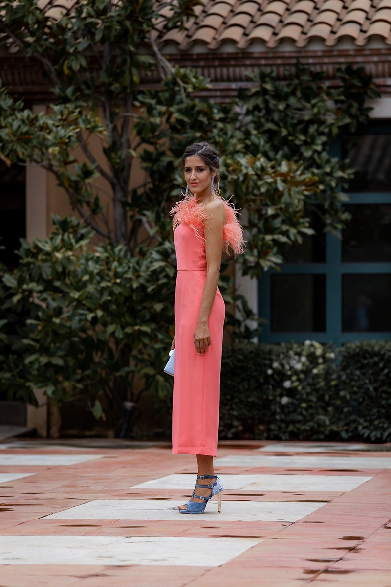 Vestido midi coral con escote asimetrico con boa de plumas para invitadas boda on line