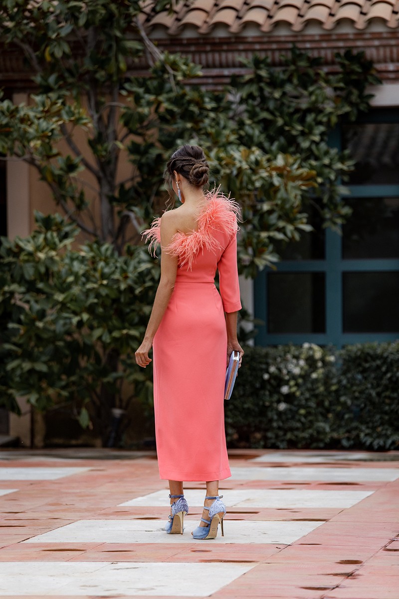 Vestido midi coral con escote asimetrico con boa de plumas para invitadas boda online
