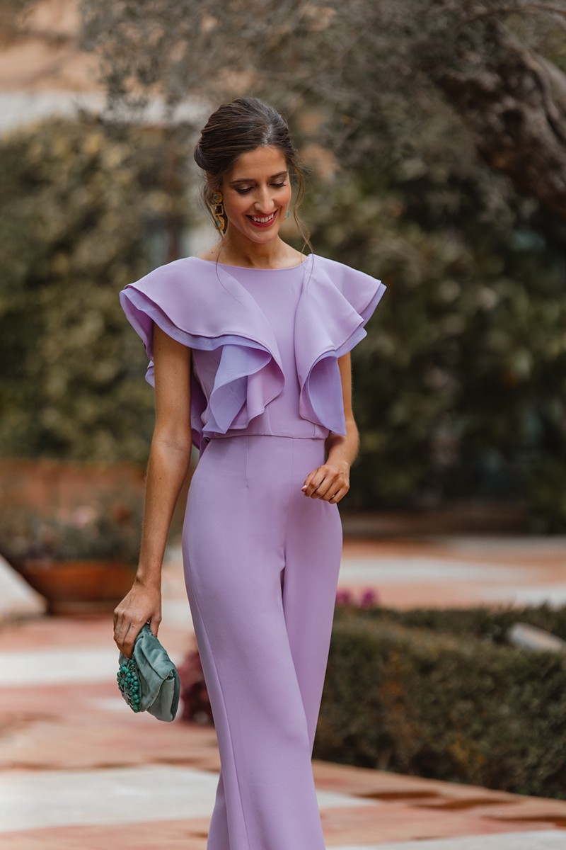 Mono de vestir con volantes en crepe y organza lila con escote en la espalda en pico pantalon ancho para invitadas boda comunion fiesta coctel bautizo de apparentia collection online