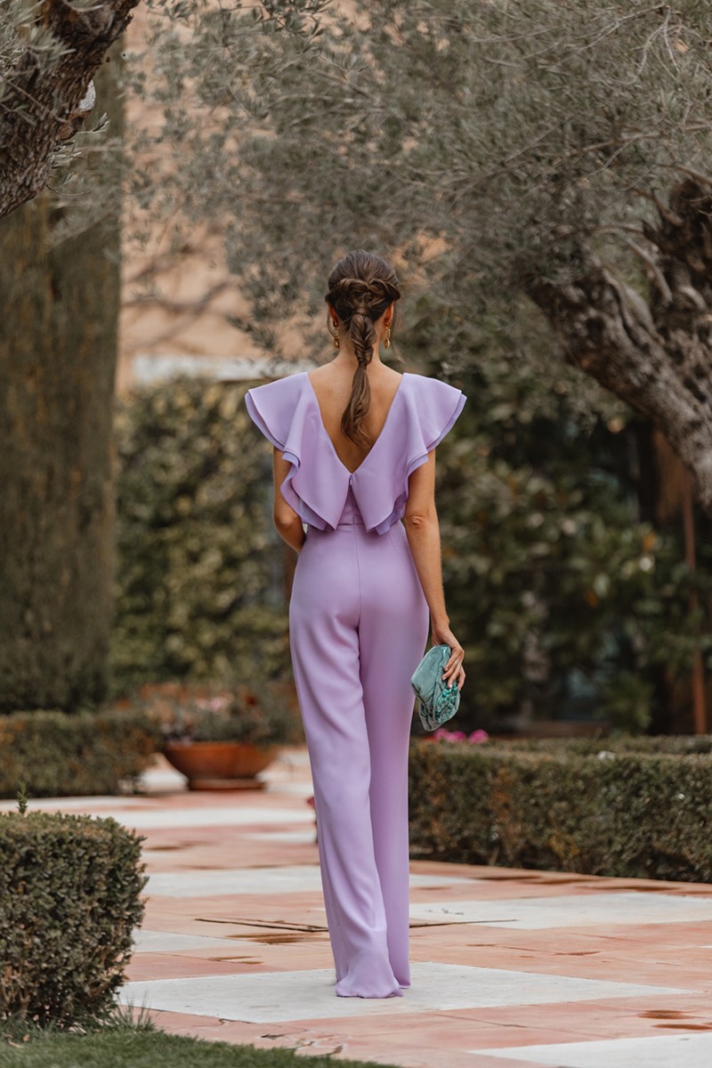 Mono de volantes crepe y organza lila con escote en la espalda en pico pantalon para invitadas boda