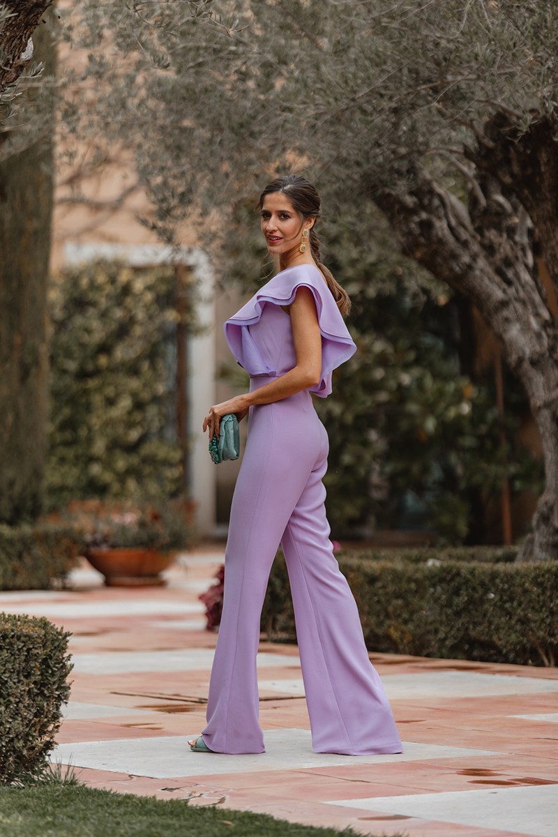 comprar Mono de volantes crepe y organza lila con escote en la espalda en pico pantalon para invitadas boda comunion fiesta coctel bautizo de apparentia collection on line