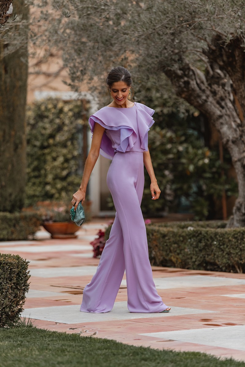 comprar Mono de volantes crepe y organza lila con escote en la espalda en pico pantalon para invitadas boda comunion fiesta coctel bautizo de apparentia collection online