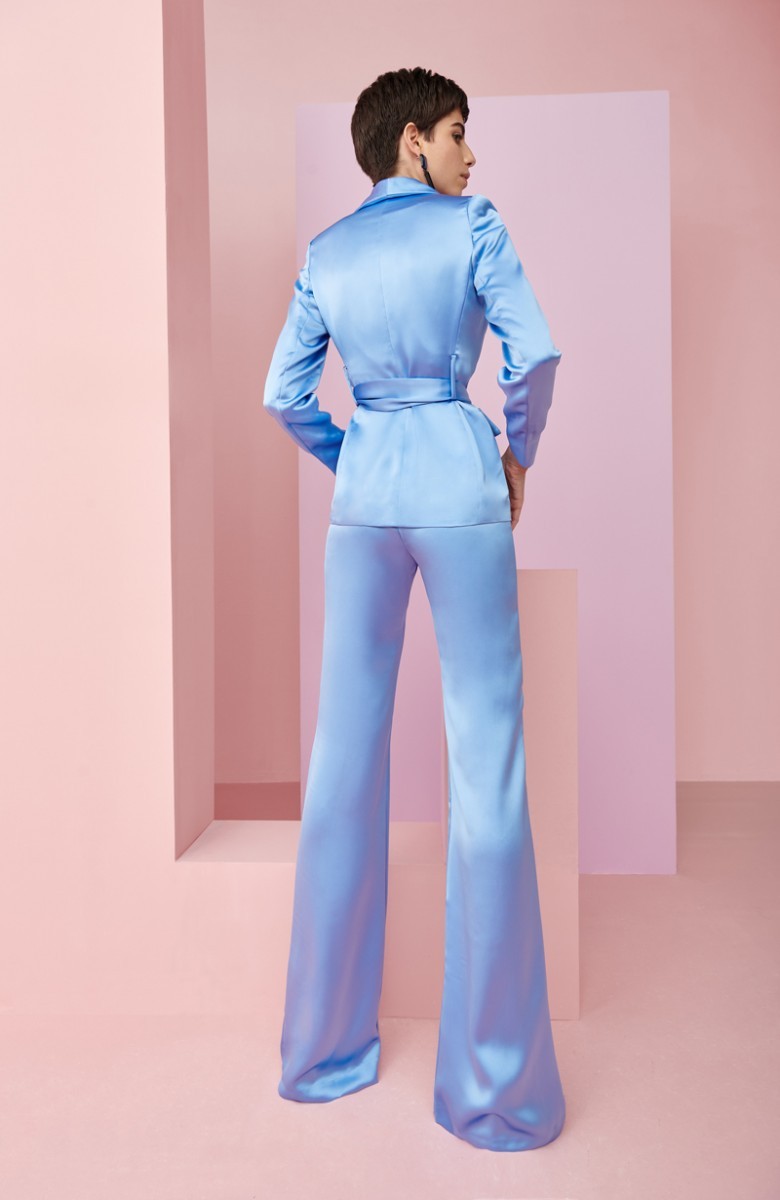 blazer y pantalon en tejido satén azul con cuello esmoquin y cinturon para boda, invitada, fiesta, celebracion, coctel