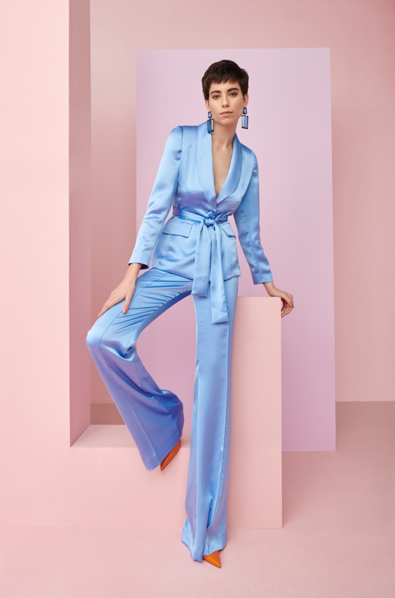 comprar online traje de chaqueta y pantalon en tejido satén azul con cuello esmoquin y cinturon para boda, invitada, fiesta, celebracion, coctel