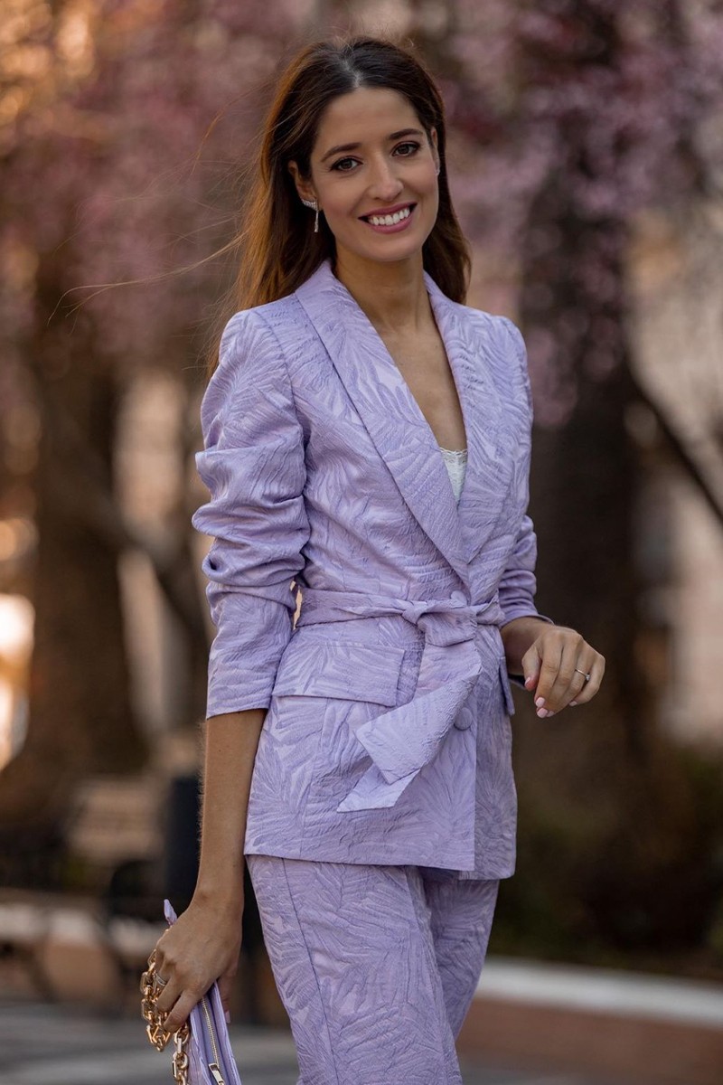 traje de americana y pantalon en jacquard brocado lila Blazer con cuello esmoquin y cinturon para boda, invitada, fiesta, celebracion, coctel, comunion invitada perfecta eventos