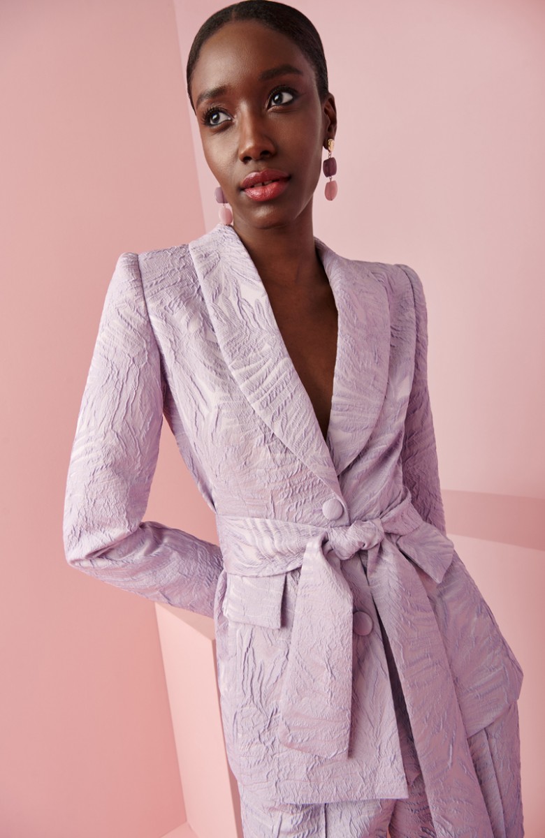 traje de americana y pantalon en jacquard brocado lila Blazer con cuello esmoquin y cinturon para boda, invitada, fiesta, celebracion, coctel, comunion