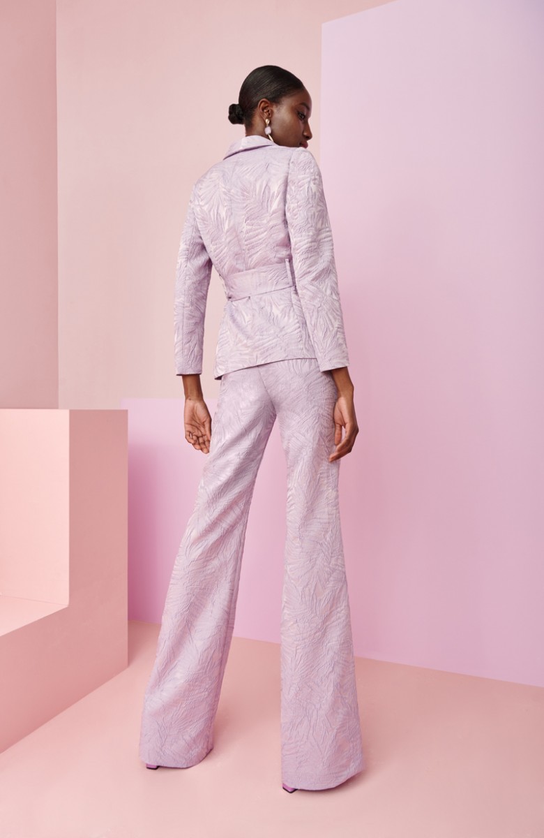 blazer y pantalon en jacquard brocado lila Blazer con cuello esmoquin y cinturon para boda, invitada, fiesta, celebracion, coctel, comunion