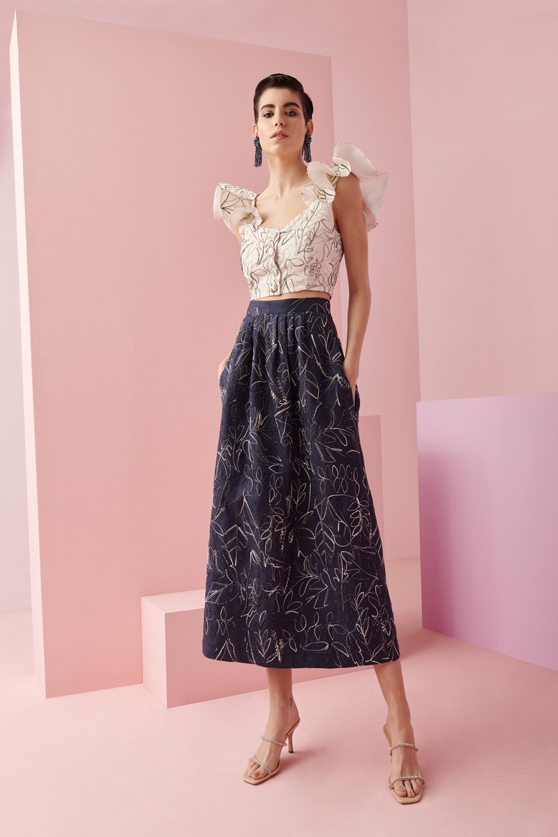 comprar conjunto en lino bordado de falda azul y top corto beige con volantes roto para invitadas a boda de dia, bautizo, comunion, fiesta, verano