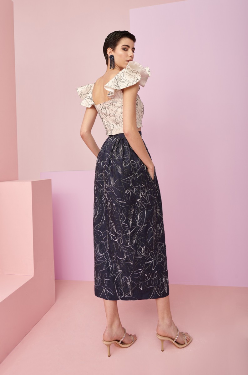 conjunto en lino bordado de falda azul y top corto beige con volantes roto para invitadas a boda de dia, bautizo, comunion, fiesta, verano