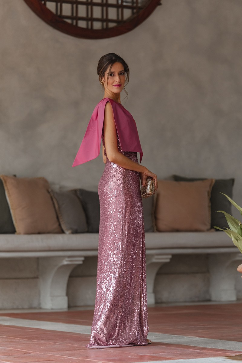 vestido de lentejuelas largo con escote asimetrico falda con abertura y lazo de tafeta para invitada a boda de noche