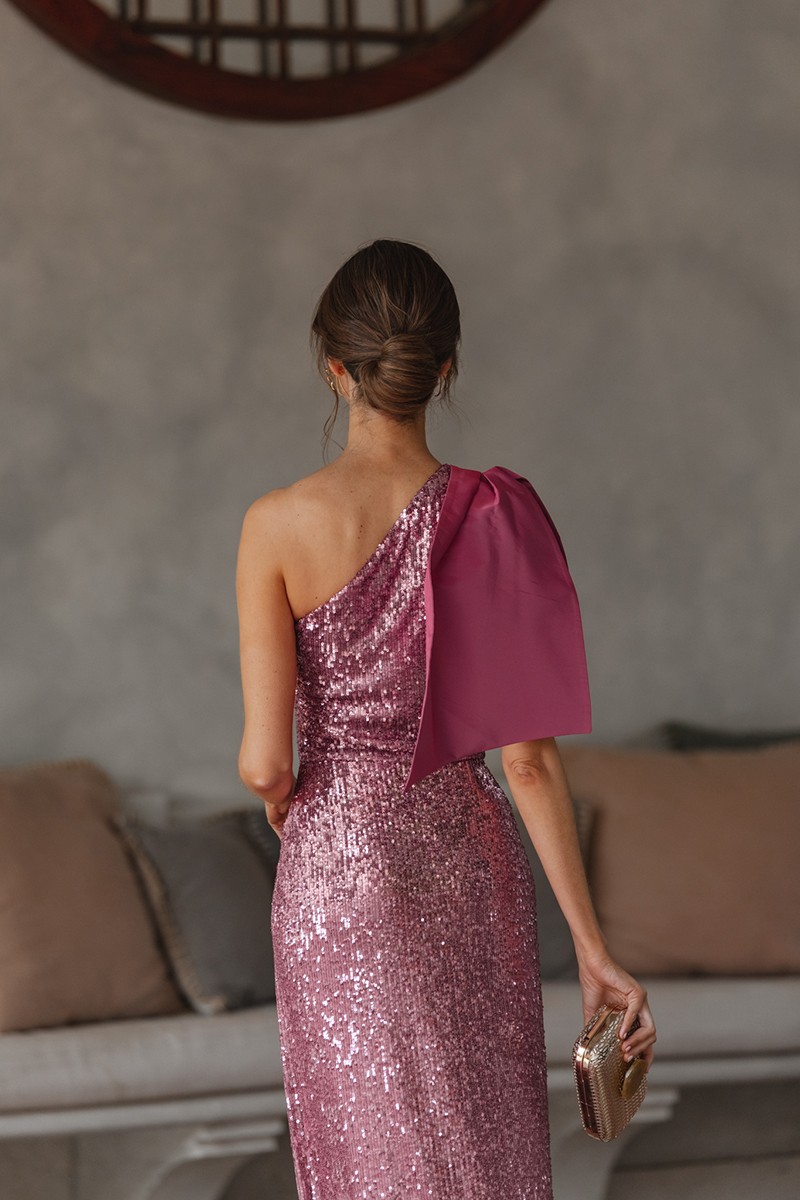 invitada perfecta con vestido de lentejuelas largo rosa con escote asimetrico falda con abertura para boda