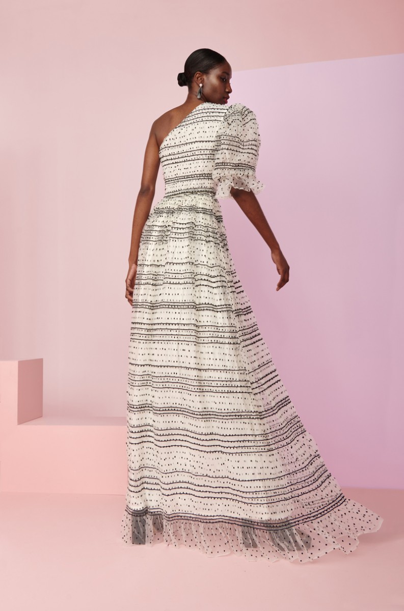 Espectacular Vestido de fiesta largo asimetrico en tul de plumetti blanco y negro con manga abullonada y falda con abertura lateral para invitada a boda de noche, vestido de novia