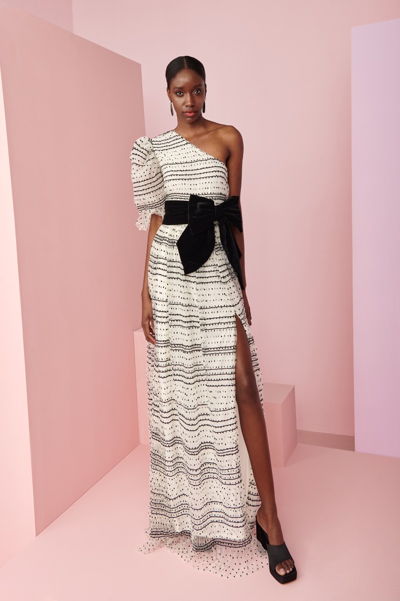 Vestido de fiesta largo asimetrico plumetti blanco y negro con manga abullonada y falda con abertura lateral para invitada a boda de noche, vestido de novia original o segundo vestido de novia.