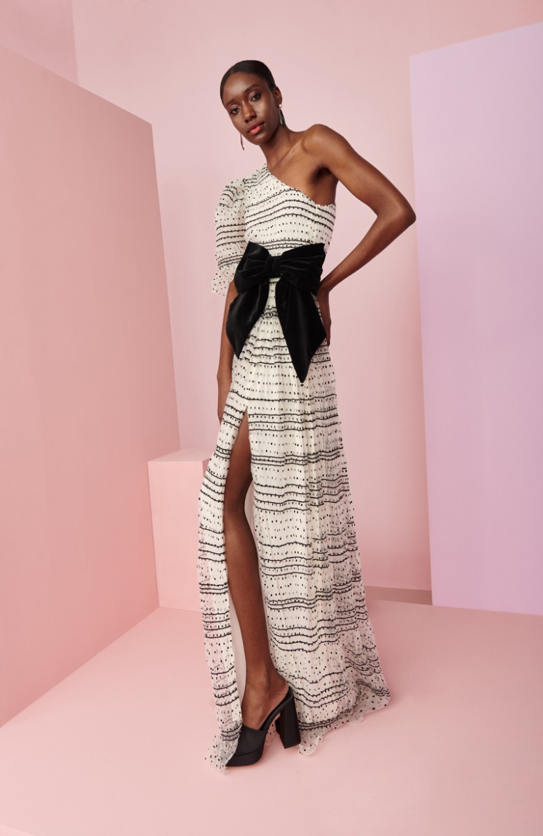 comprar online Vestido de fiesta largo asimetrico en tul de plumetti blanco y negro con manga abullonada y falda con abertura lateral para invitada a boda de noche, vestido de novia original o segundo vestido de novia.