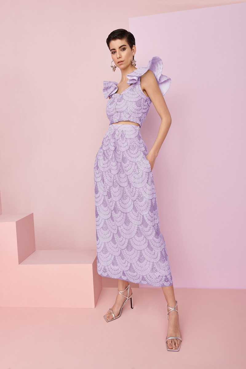 conjunto lila con lentejuelas de falda y top corto con volantes en tirantes y botones forrados para invitadas a boda de dia, bautizo, comunion, fiesta, verano