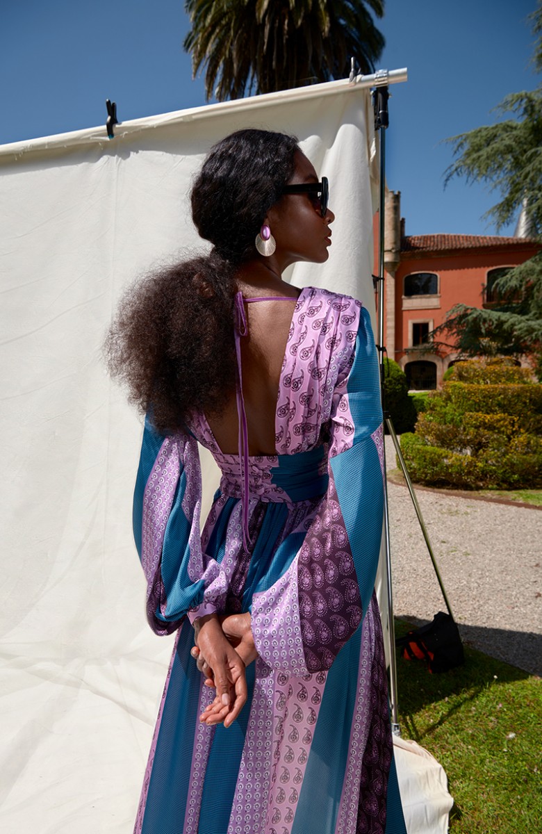 vestido de fiesta cuerpo drapeado con estampado paisley manga larga ablusonada, escote espalda y falda asimetrica con volante para invitada a boda