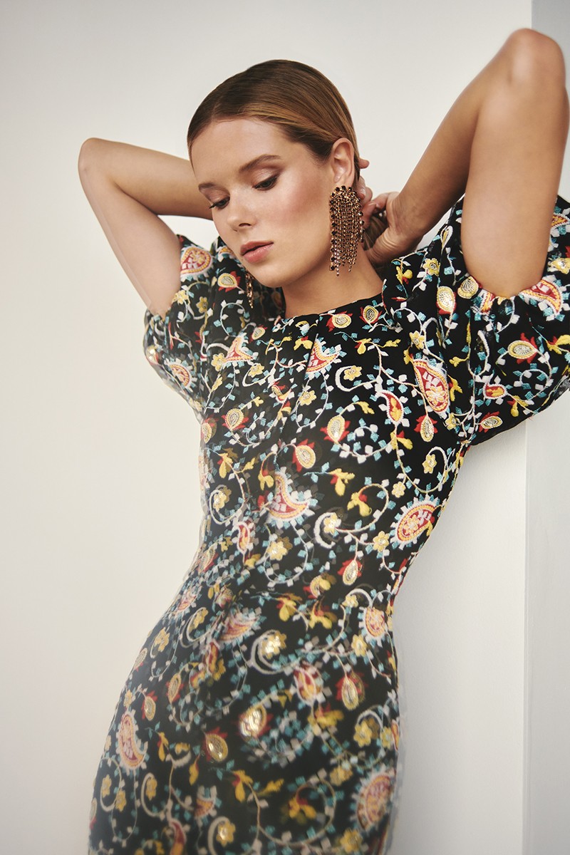 comprar online vestido de fiesta confeccionado en tejido de crepe negro con bordados para invitada a boda, bautizo, comunion, fiesta, evento