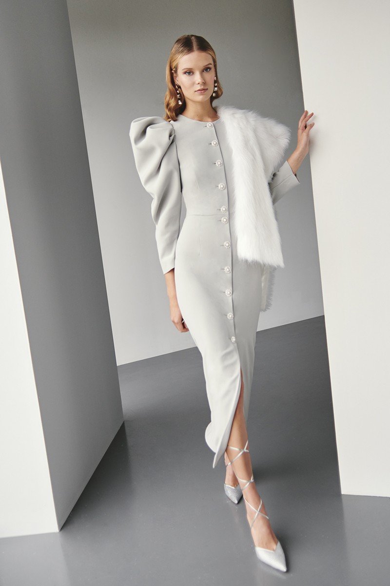 comprar vestido de madrina crepe gris plata con botones joya y manga abullonadas para invitada a boda, fiesta, gala, evento, hermana del novio.