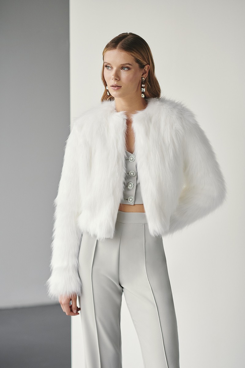 chaqueta de pelo blanco para invitada a boda, novia civil, fiesta, evento otoño invierno apparentia