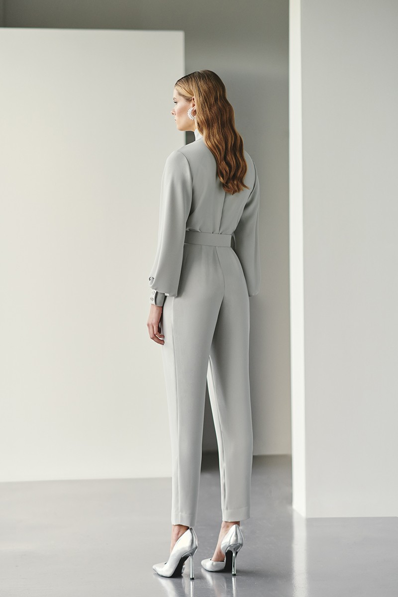 mono de fiesta crepe gris plata con aplicaciones de perlas para acudir a un evento, llevar a una cena, para ir a trabajar o salir el fin de semana