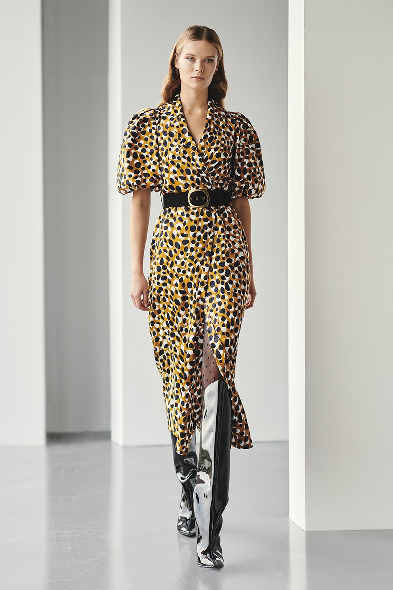 cinturon forrado en negro con hebilla dorada cuadrada compra online complemento