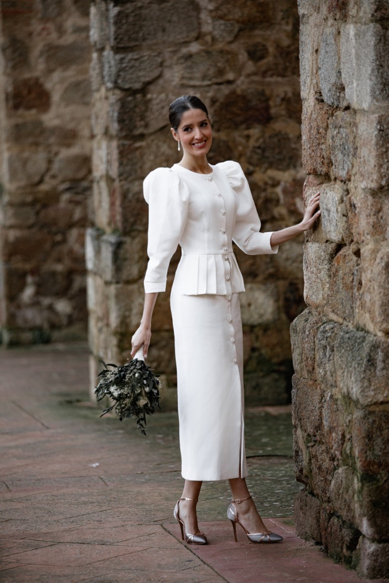 vestido de pique blanco con peplum y boton joya con falda recta midi para boda civil, intima, mama de bautizo, comunion, eventos online shopping, bauptism