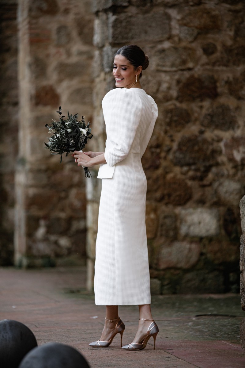 vestido de pique blanco con peplum y boton joya con falda recta midi para boda civil, intima, mama de bautizo, comunion, eventos online shopping, bauptism