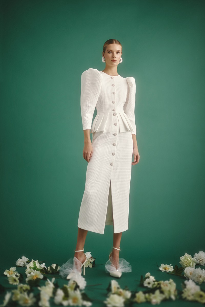 vestido de novia pique blanco con peplum y boton joya con falda recta midi para boda civil, intima, mama de bautizo, comunion, evento