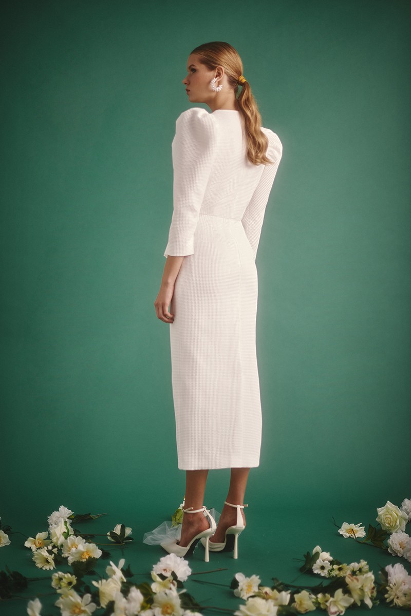 vestido de novia pique blanco con pelum y boton joya con falda recta midi para boda civil, intima, mama de bautizo, comunion, evento