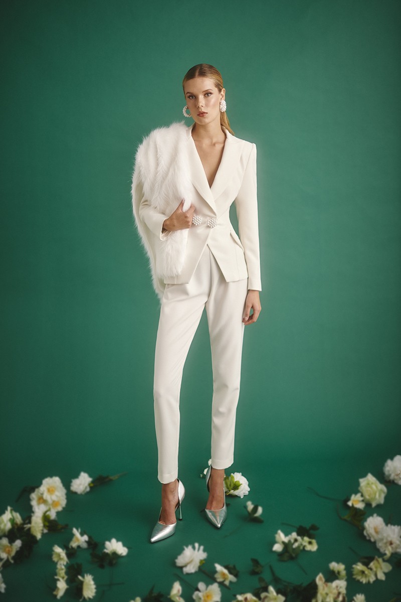 comprar online traje de novia de blazer cruzada con boton perlas y pantalon recto para boda civil