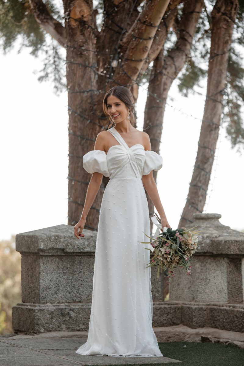 vestido blanco largo de plumetti con manguitos para novia civil para novia civil, madre de bautizo o comunion de apparentia
