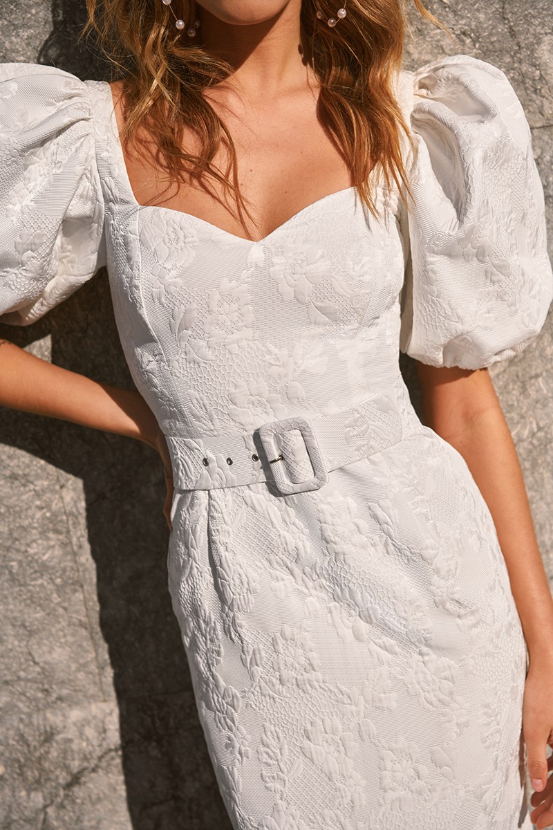 vestido en jacquard blanco flores con mangas abullonadas, escote corazón y volante para invitadas boda comunion bautizo fiesta graduacion