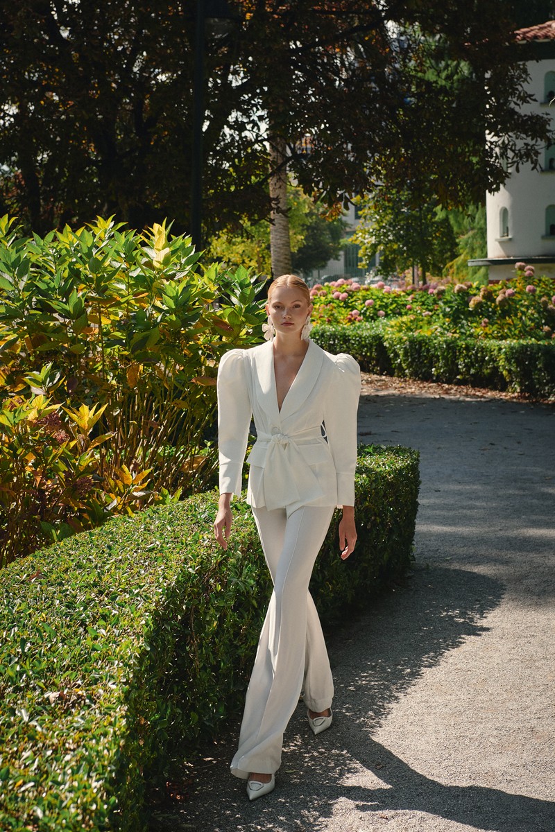 comprar online traje de chaqueta y pantalon palazzo en crepe blanco, boda civil, madre de comunion, bautizo, fondo de armario