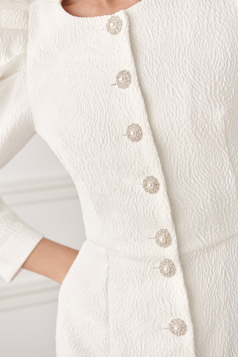 Vestido de novia civil con mangas abullonadas volumen y botones joya en tejido brocado blanco ideal para invitadas, bautizo, comunion, boda, fiesta, evento, coctel,