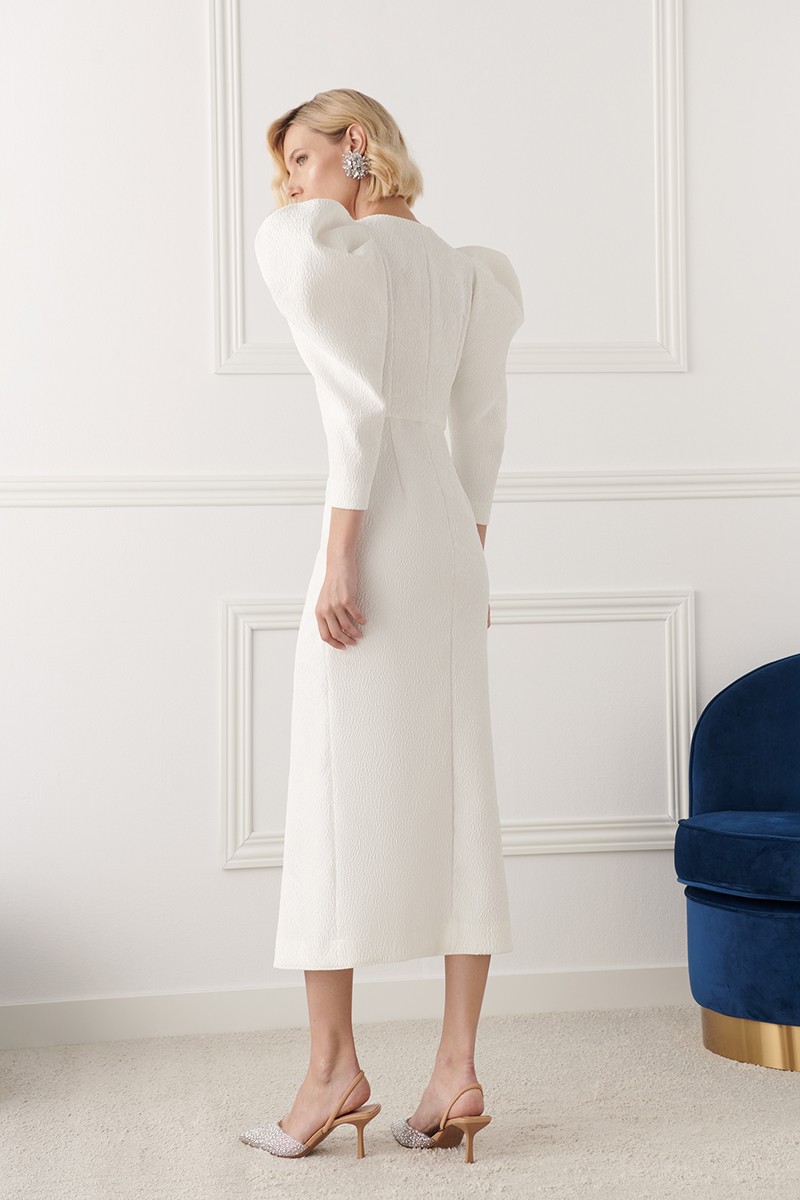 Vestido de novia midi con mangas abullonadas volumen y botones joya en tejido jacquard blanco ideal para invitadas, bautizo, comunion, novia civil, fiesta, evento, coctel,