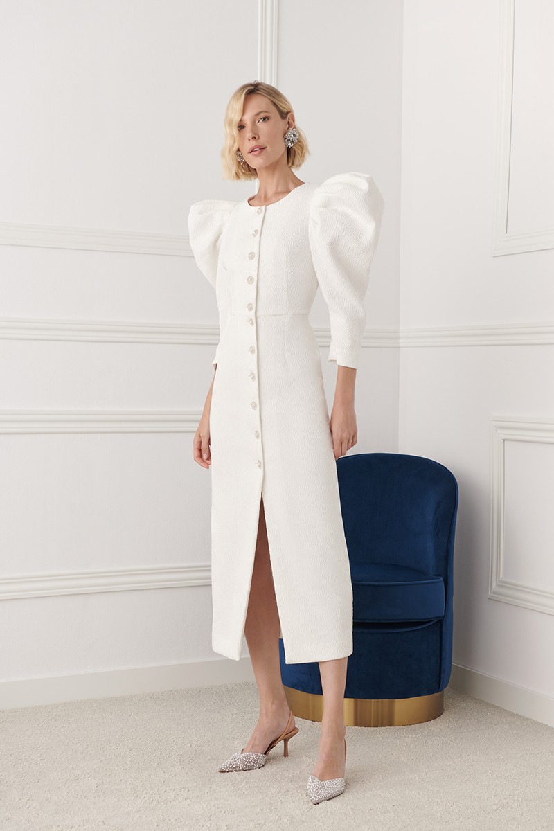 comprar online Vestido de novia civil con mangas abullonadas volumen y botones joya en tejido brocado blanco ideal para invitadas, bautizo, comunion, boda, fiesta, evento, coctel,