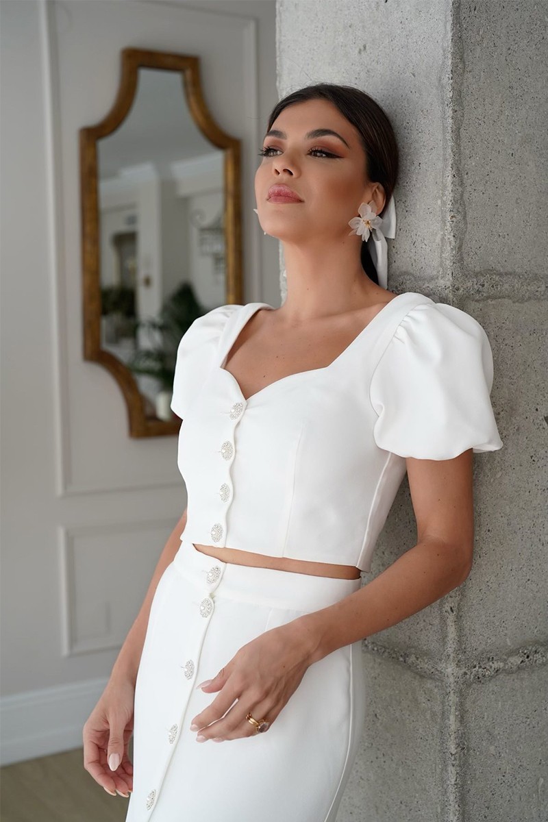 Conjunto de novia civil top corto con manga abulonada y falda recta con botones joya blanco para invitadas boda comunion bautizo