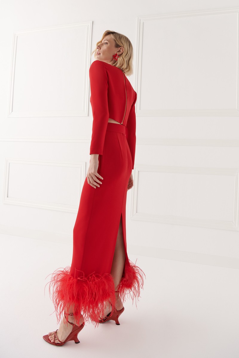 falda roja, recta con boas de plumas al tono para invitada a boda, fiesta, evento, invitadas, shoponline apparentiafalda confeccionada en crepe rojo, recta con boas de plumas al tono para invitada a boda, fiesta, evento, invitadas, shoponline apparen