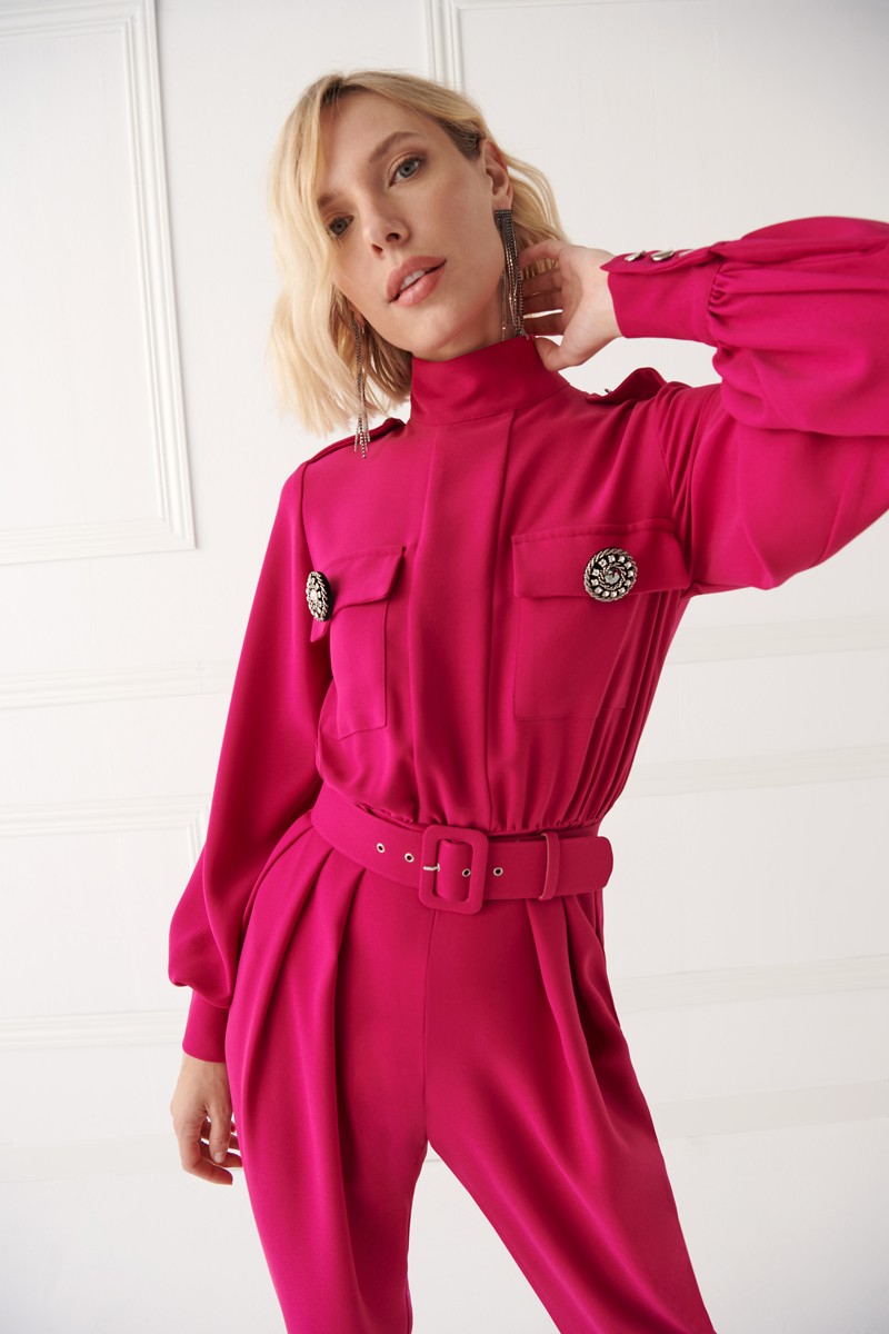 mono de fiesta crepe buganvilla con cuello subido con detalles de aplicaciones, manga abullonada abajo y pinzas profundas en el pantalón para invitada, fiesta, celebracion, coctel, comunion