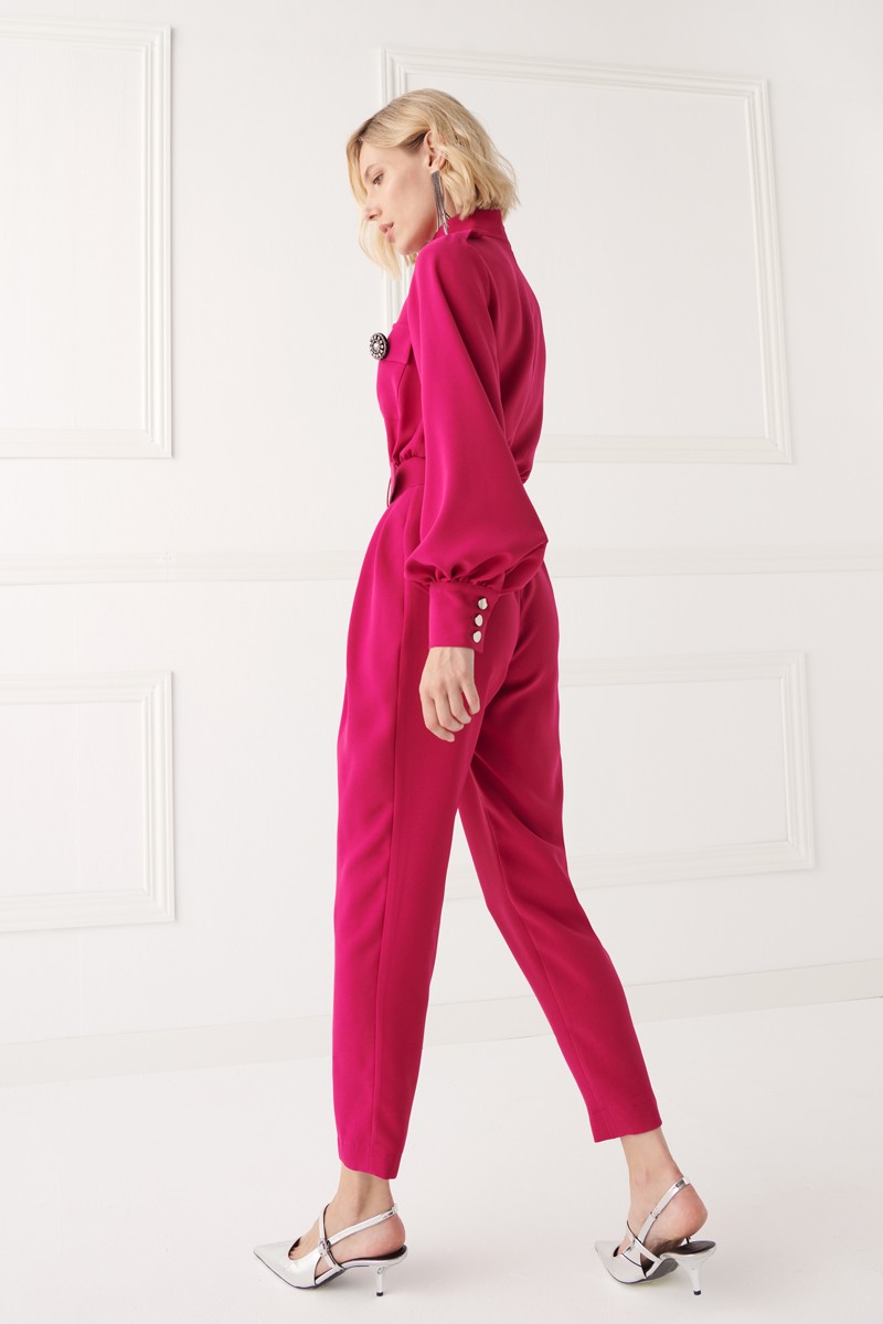 mono de crepe buganvilla con cuello subido con detalles de aplicaciones, manga abullonada abajo y pinzas profundas en el pantalón para invitada, fiesta, celebracion, coctel, comunion