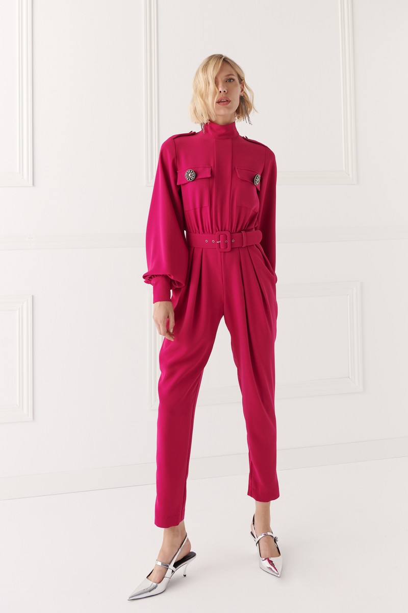 comprar mono de crepe buganvilla con detalles de aplicaciones, manga abullonada abajo y pinzas profundas en el pantalón para invitada, fiesta, celebracion, coctel, comunion